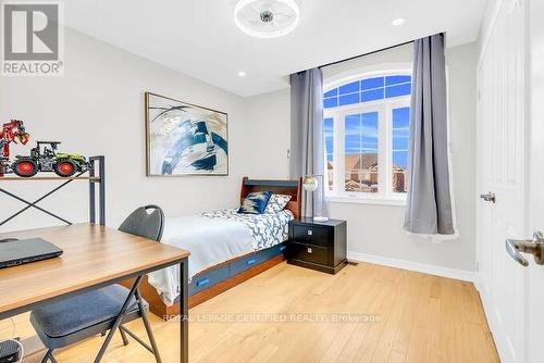 4693 Thomas Alton Boulevard, Burlington, ON - Indoor Photo Showing Bedroom