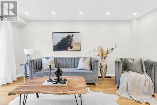 4693 Thomas Alton Boulevard, Burlington, ON - Indoor Photo Showing Living Room