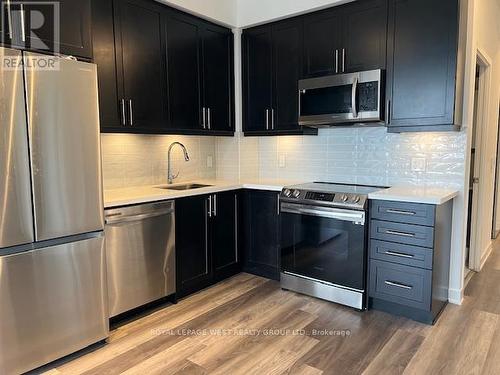 1101 - 95 Oneida Crescent, Richmond Hill, ON - Indoor Photo Showing Kitchen With Upgraded Kitchen