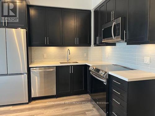 1101 - 95 Oneida Crescent, Richmond Hill, ON - Indoor Photo Showing Kitchen With Upgraded Kitchen