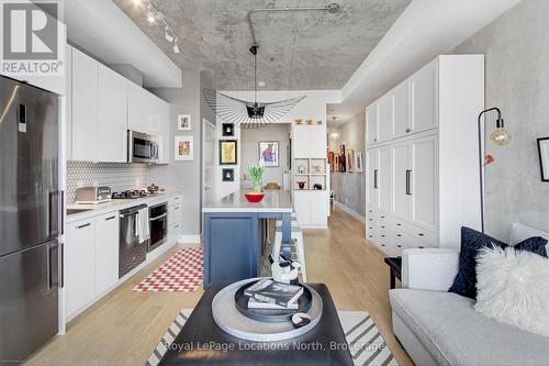 619 - 608 Richmond Street W, Toronto (Waterfront Communities), ON - Indoor Photo Showing Kitchen With Upgraded Kitchen