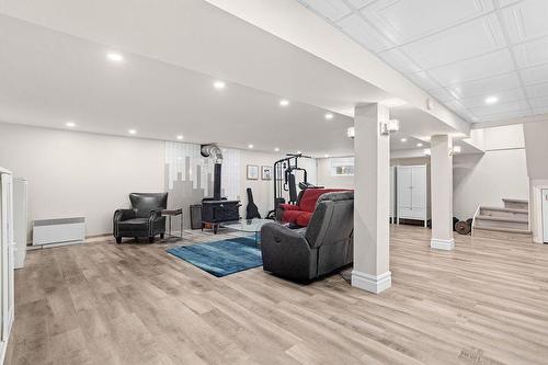 Salon - 2915 Rue Bellerive, Sainte-Marthe-Sur-Le-Lac, QC - Indoor