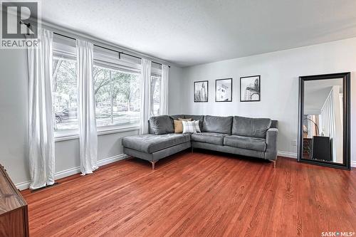 93 Cardinal Crescent, Regina, SK - Indoor Photo Showing Living Room