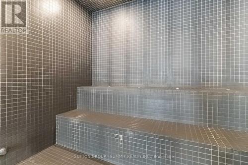 D422 - 5220 Dundas Street, Burlington, ON - Indoor Photo Showing Bathroom