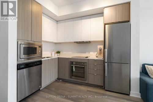 D422 - 5220 Dundas Street, Burlington, ON - Indoor Photo Showing Kitchen