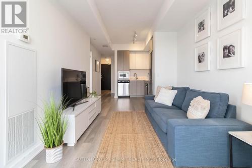 D422 - 5220 Dundas Street, Burlington, ON - Indoor Photo Showing Living Room