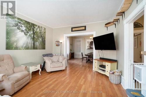 30 Kensington Avenue, Smiths Falls, ON - Indoor Photo Showing Living Room