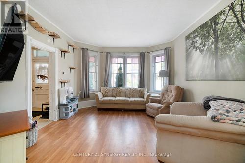 30 Kensington Avenue, Smiths Falls, ON - Indoor Photo Showing Living Room