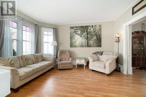 30 Kensington Avenue, Smiths Falls, ON - Indoor Photo Showing Living Room