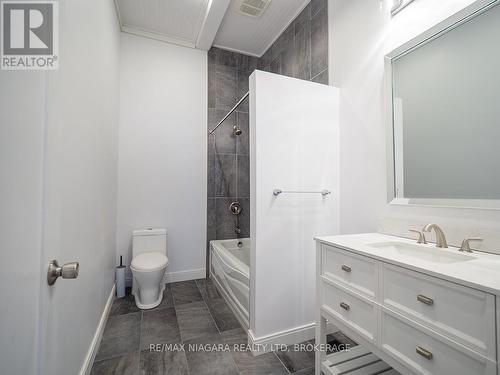 1561 North Shore Drive E, Haldimand, ON - Indoor Photo Showing Bathroom