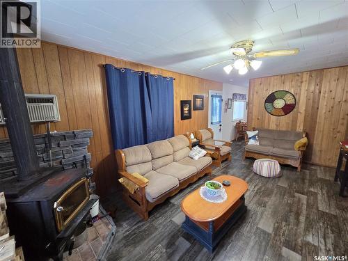 697 8Th Street, White Bear Ir 70, SK - Indoor Photo Showing Living Room