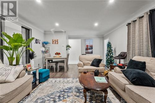 557 Lake Street, St. Catharines, ON - Indoor Photo Showing Living Room