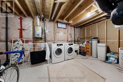490 Kwapis Boulevard, Newmarket, ON - Indoor Photo Showing Laundry Room