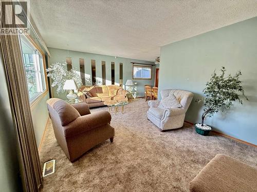 1676 7Th Avenue, Prince George, BC - Indoor Photo Showing Living Room