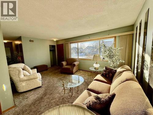 1676 7Th Avenue, Prince George, BC - Indoor Photo Showing Living Room