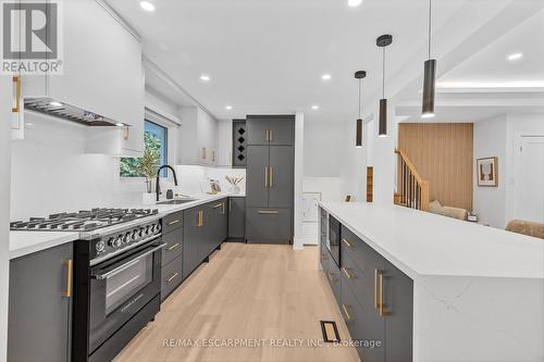 257 Strathcona Drive, Burlington, ON - Indoor Photo Showing Kitchen With Upgraded Kitchen