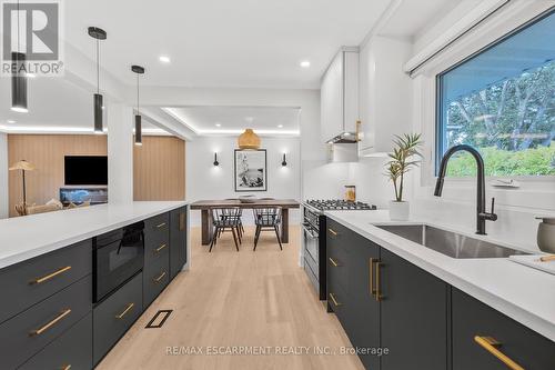 257 Strathcona Drive, Burlington, ON - Indoor Photo Showing Kitchen With Upgraded Kitchen