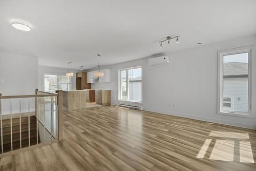 Salon - 294 Rue Édouard-Drouin, Saint-Jérôme, QC - Indoor