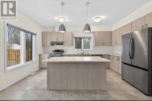 3241 Parker Avenue, Fort Erie, ON - Indoor Photo Showing Kitchen With Upgraded Kitchen