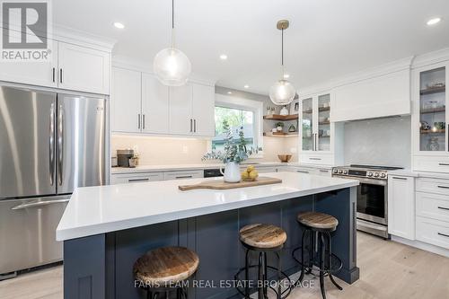 8 Malta Crescent, Springwater, ON - Indoor Photo Showing Kitchen With Upgraded Kitchen