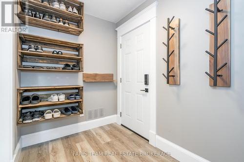 8 Malta Crescent, Springwater, ON - Indoor Photo Showing Other Room