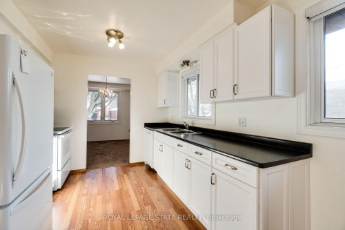 286 West 18Th Street, Hamilton, ON - Indoor Photo Showing Kitchen With Double Sink
