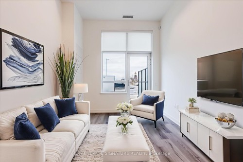 132-395 Dundas Street W, Oakville, ON - Indoor Photo Showing Living Room