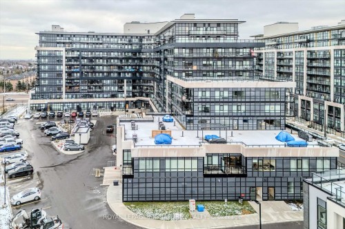 132-395 Dundas Street W, Oakville, ON - Outdoor