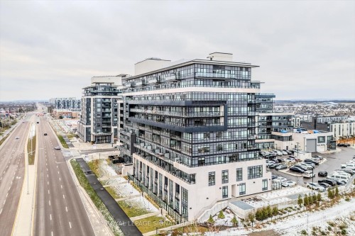 132-395 Dundas Street W, Oakville, ON - Outdoor