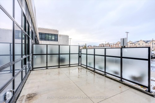 132-395 Dundas Street W, Oakville, ON - Outdoor