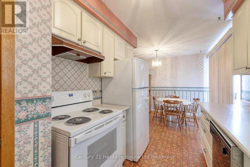 816 Pavey Street, Woodstock (Woodstock - South), ON - Indoor Photo Showing Kitchen