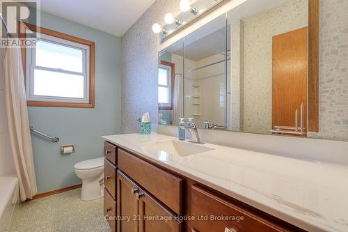 816 Pavey Street, Woodstock (Woodstock - South), ON - Indoor Photo Showing Bathroom