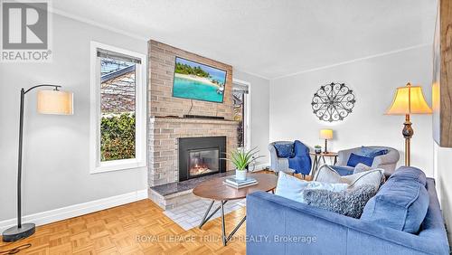 30 Sloane Crescent, London South (South Y), ON - Indoor Photo Showing Living Room With Fireplace
