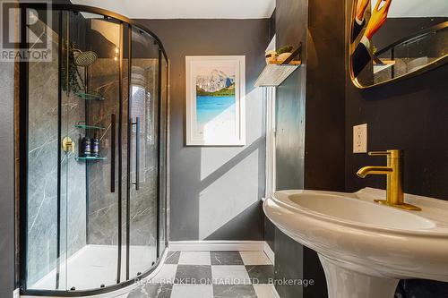 202 Prospect Street S, Hamilton, ON - Indoor Photo Showing Bathroom