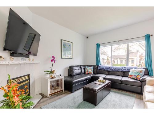 18452 66 Avenue, Surrey, BC - Indoor Photo Showing Living Room With Fireplace