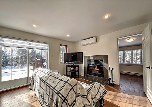 Salon - 1622 Côte St-Gabriel O., Saint-Sauveur, QC - Indoor With Fireplace