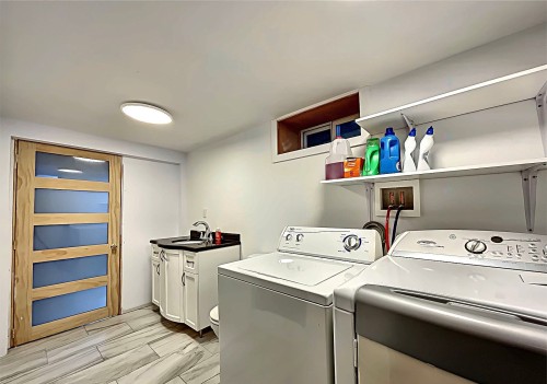 Salle d'eau - 1622 Côte St-Gabriel O., Saint-Sauveur, QC - Indoor Photo Showing Laundry Room