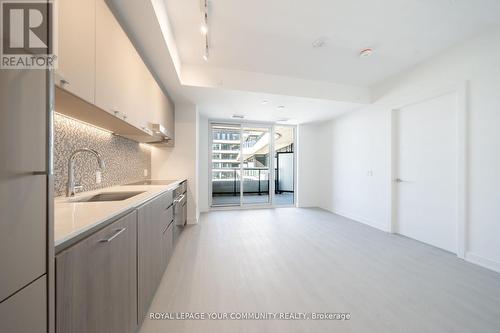 725 - 8188 Yonge Street, Vaughan, ON - Indoor Photo Showing Kitchen