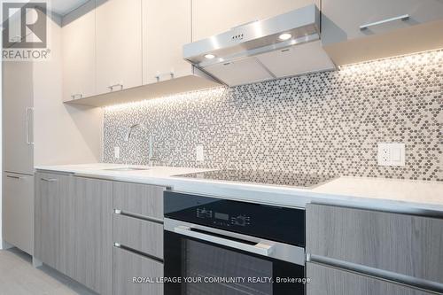 725 - 8188 Yonge Street, Vaughan, ON - Indoor Photo Showing Kitchen