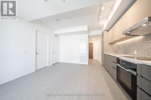 725 - 8188 Yonge Street, Vaughan, ON - Indoor Photo Showing Kitchen