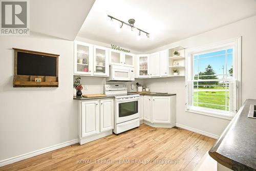 15 Main Street E, Merrickville-Wolford, ON - Indoor Photo Showing Kitchen