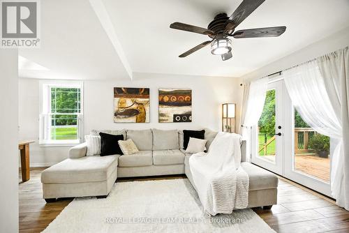 15 Main Street E, Merrickville-Wolford, ON - Indoor Photo Showing Living Room