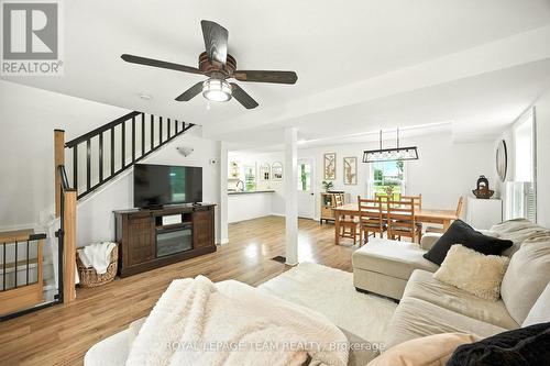 15 Main Street E, Merrickville-Wolford, ON - Indoor Photo Showing Living Room
