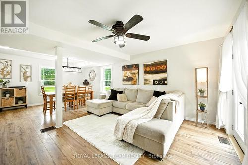 15 Main Street E, Merrickville-Wolford, ON - Indoor Photo Showing Living Room