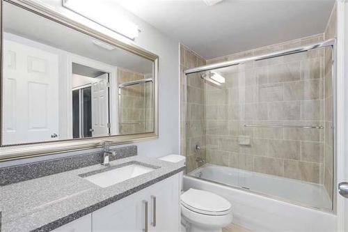 212 12110 80 Avenue, Surrey, BC - Indoor Photo Showing Bathroom