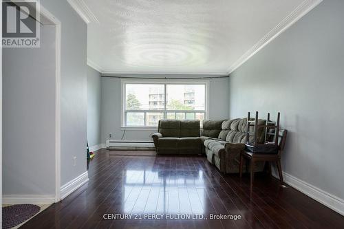 2961 Lawrence Avenue E, Toronto, ON - Indoor Photo Showing Living Room