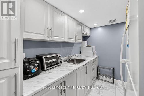 497 Downes Jackson Heights, Milton, ON - Indoor Photo Showing Kitchen