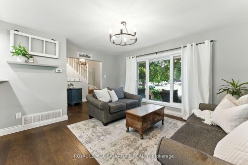778 Byng Court, Milton, ON - Indoor Photo Showing Living Room