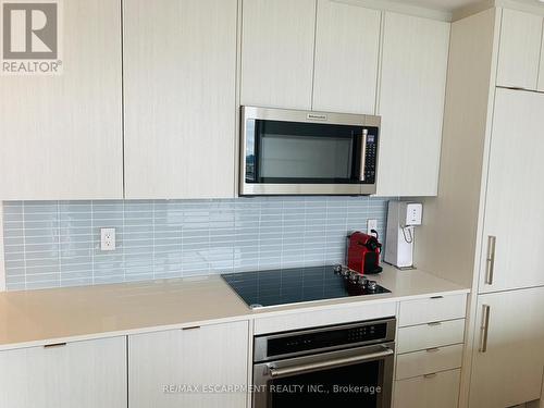2405 - 181 Bedford Road, Toronto, ON - Indoor Photo Showing Kitchen