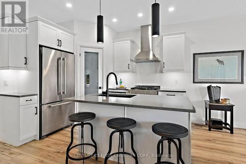 672 Ketter Way, Plympton-Wyoming (Plympton Wyoming), ON - Indoor Photo Showing Kitchen With Upgraded Kitchen
